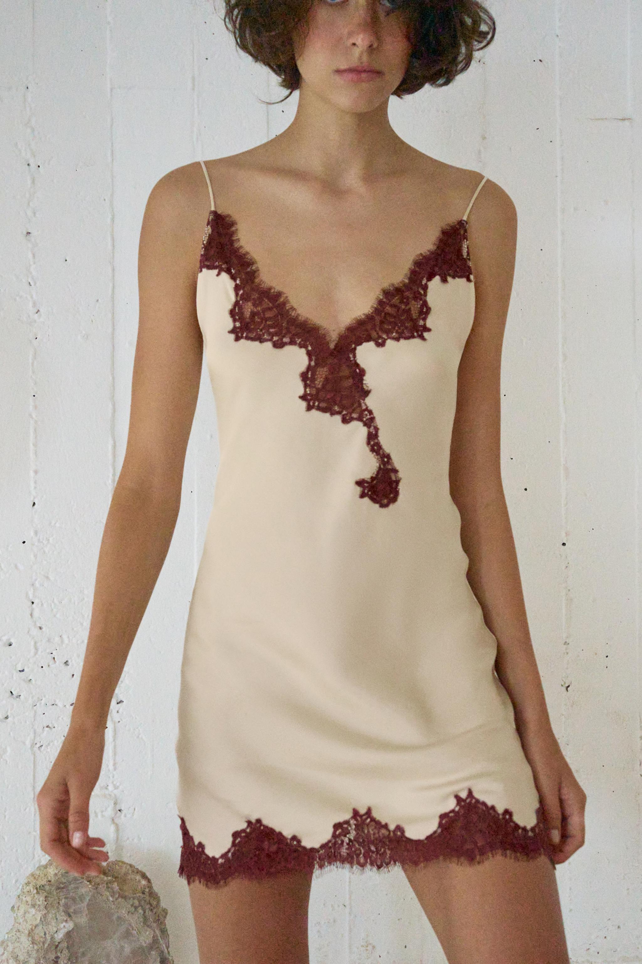ROBE STYLE LINGERIE SATINÉE AVEC DENTELLE
